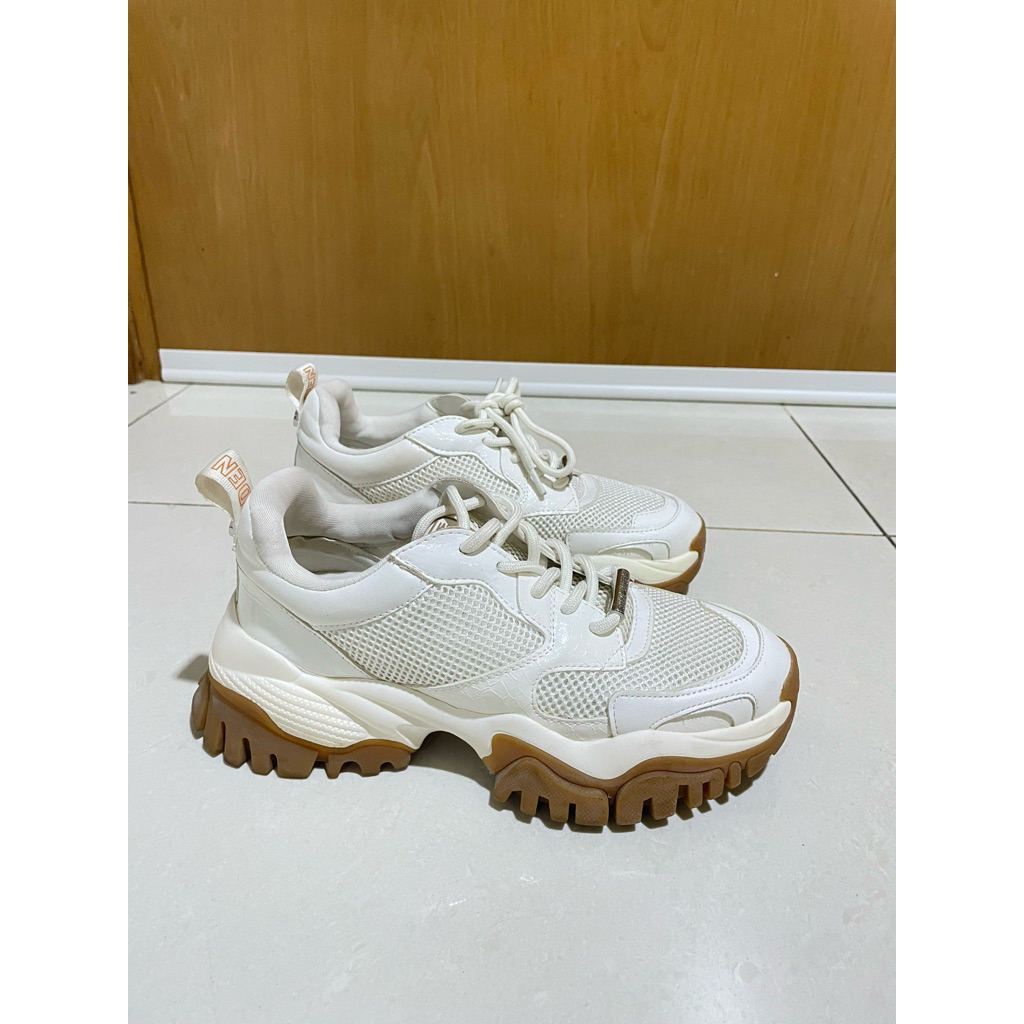 Steve Madden White sneakers Preloved
