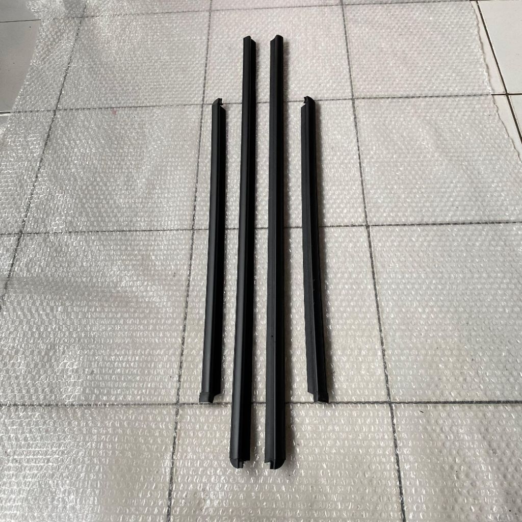 Karet Pelipit Kaca Luar ISUZU Panther Touring/Kapsul Original 1Set 4Pcs.