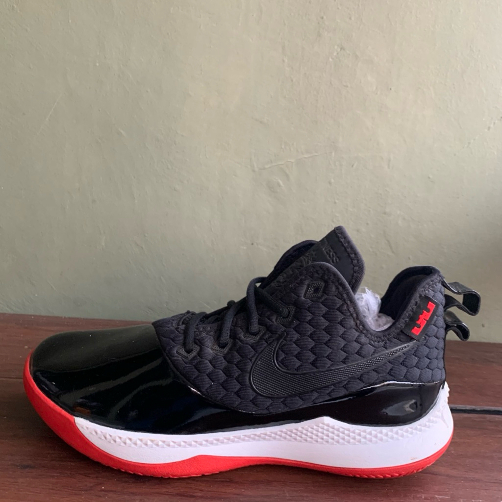 LeBron Witness 3 PRM Black Second Size 42,5