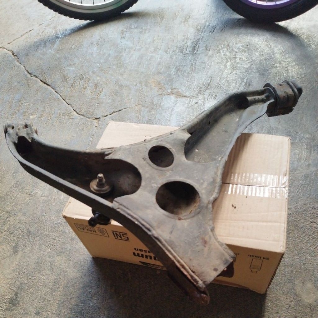 lower arm sayap belakang Suzuki esteem 1.6