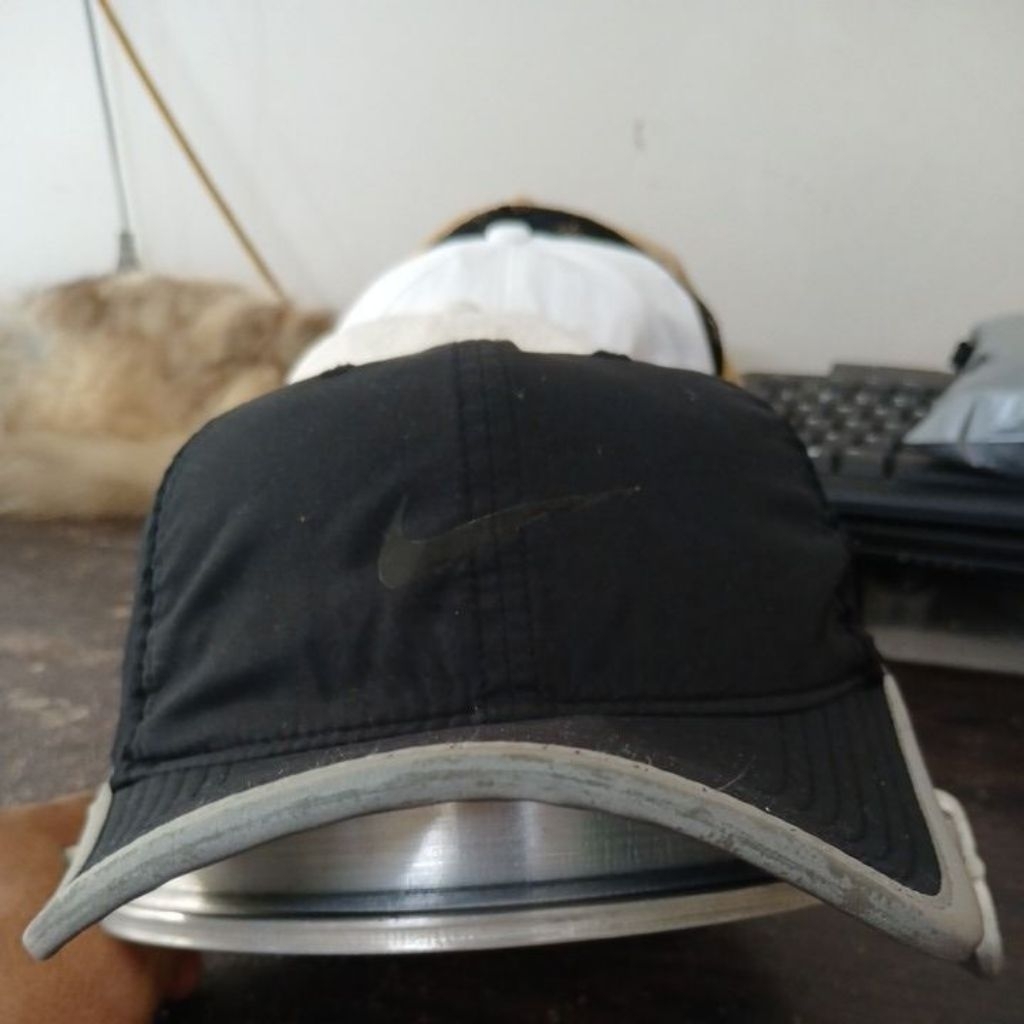 Topi outdoor running semi tracker warna hitam pekat logo taq dan visor ada crack ringan NIKE second 