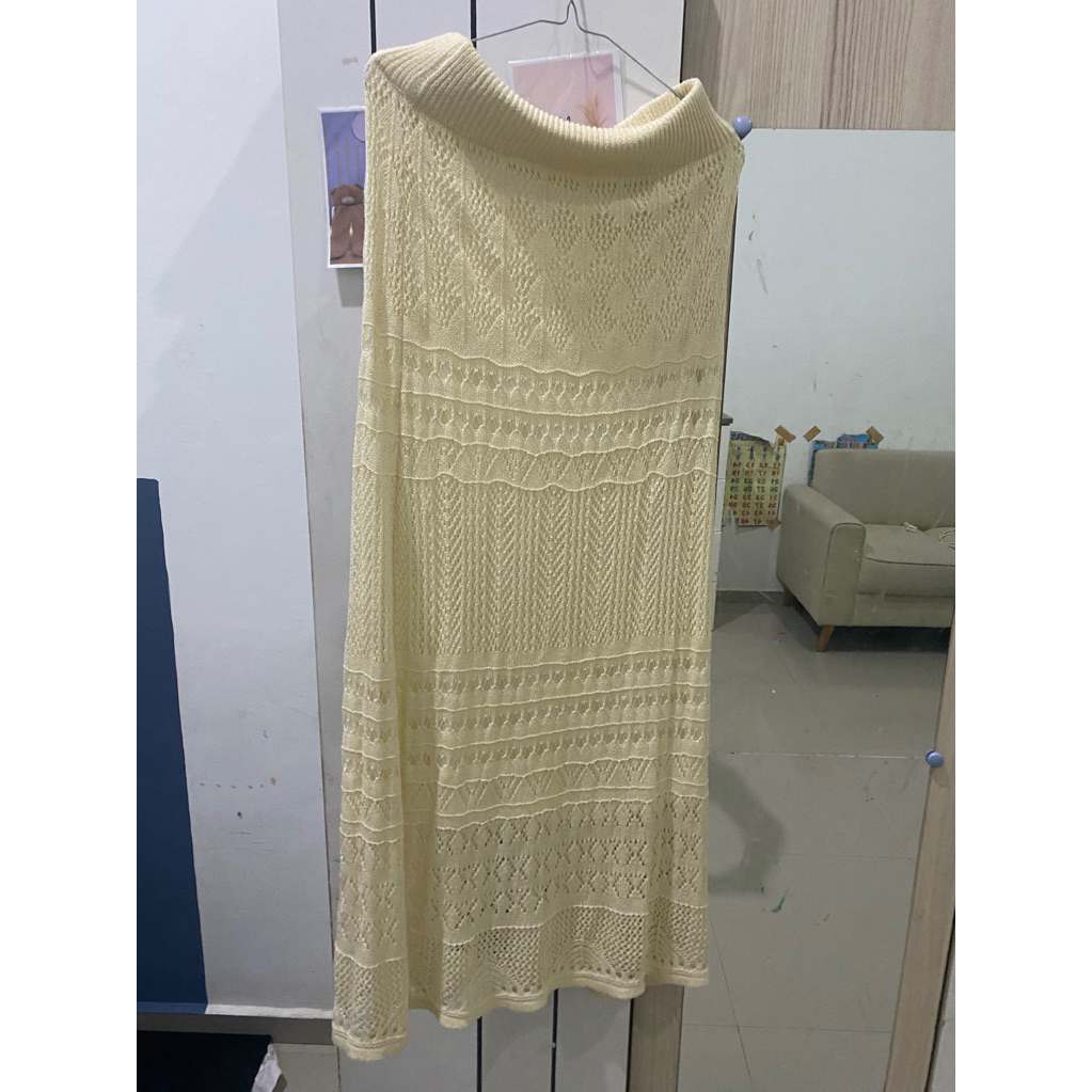 rok rajut warna cream