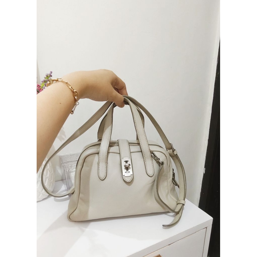Vunque Toque Leather Sling Bag