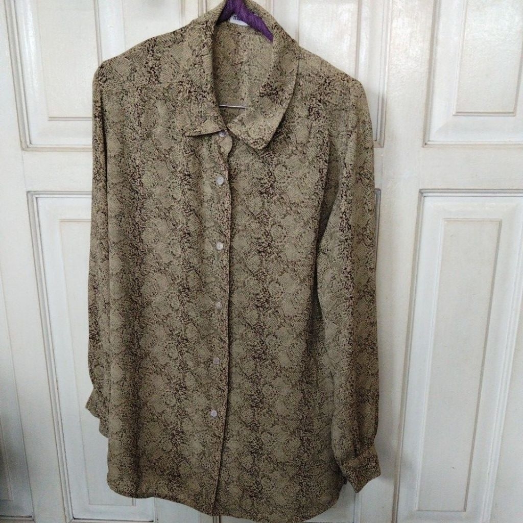 kemeja motif kulit ular