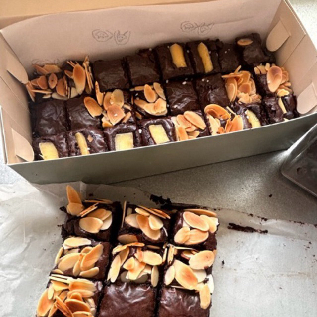 Fudgy Brownies Feast (20x10cm)