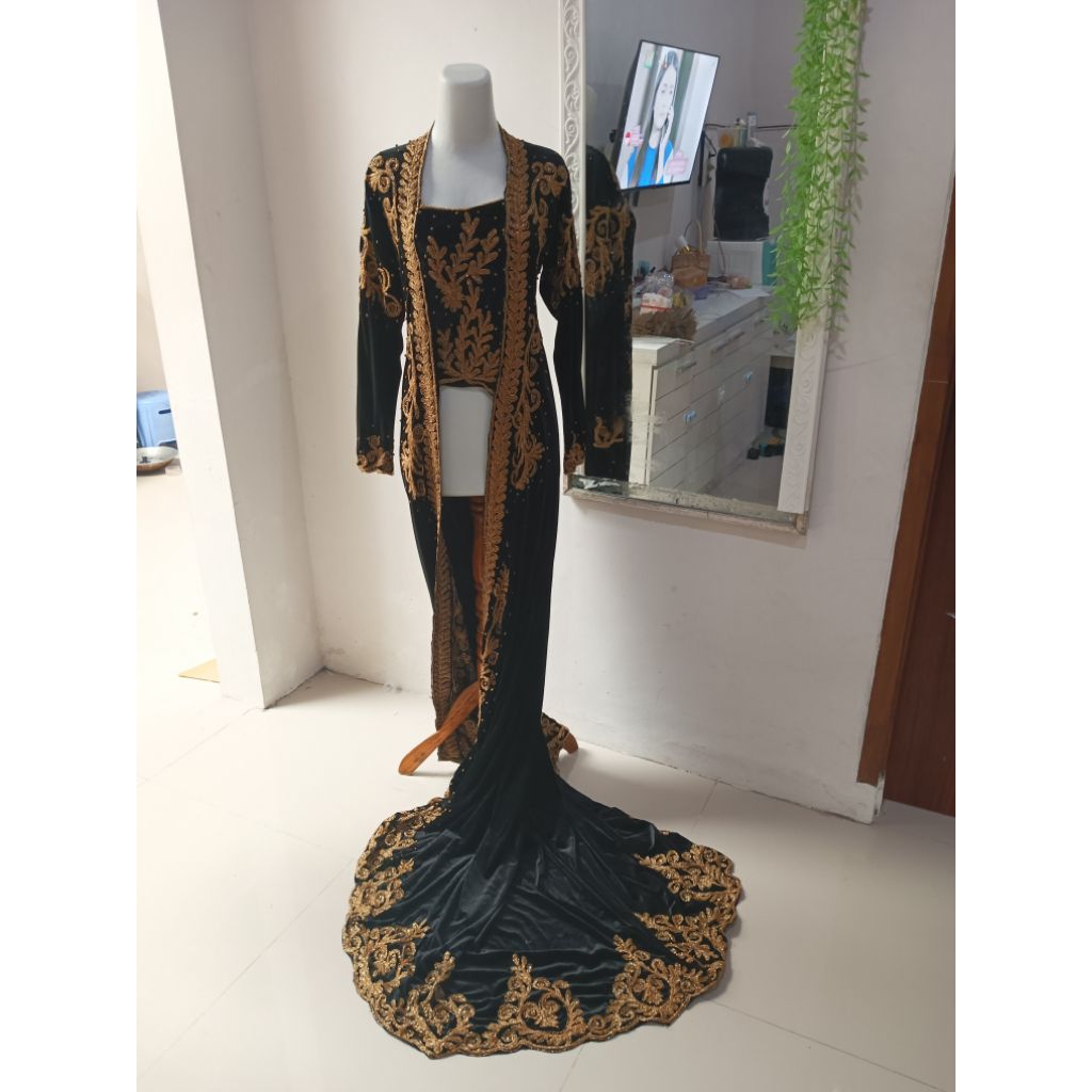 kebaya bludru preloved