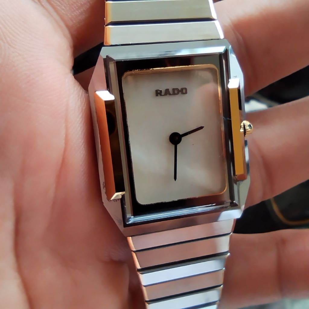 Jam tangan  Rado DiaStar, model ikonik yang terkenal dengan desain "tahan gores" (scratchproof) meng