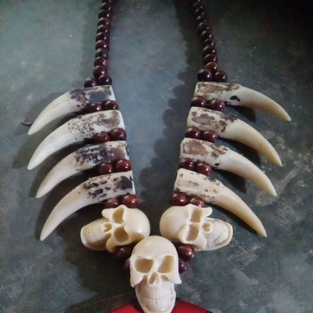 kalung etnik kuku macan variasi 3 tengkorak resin