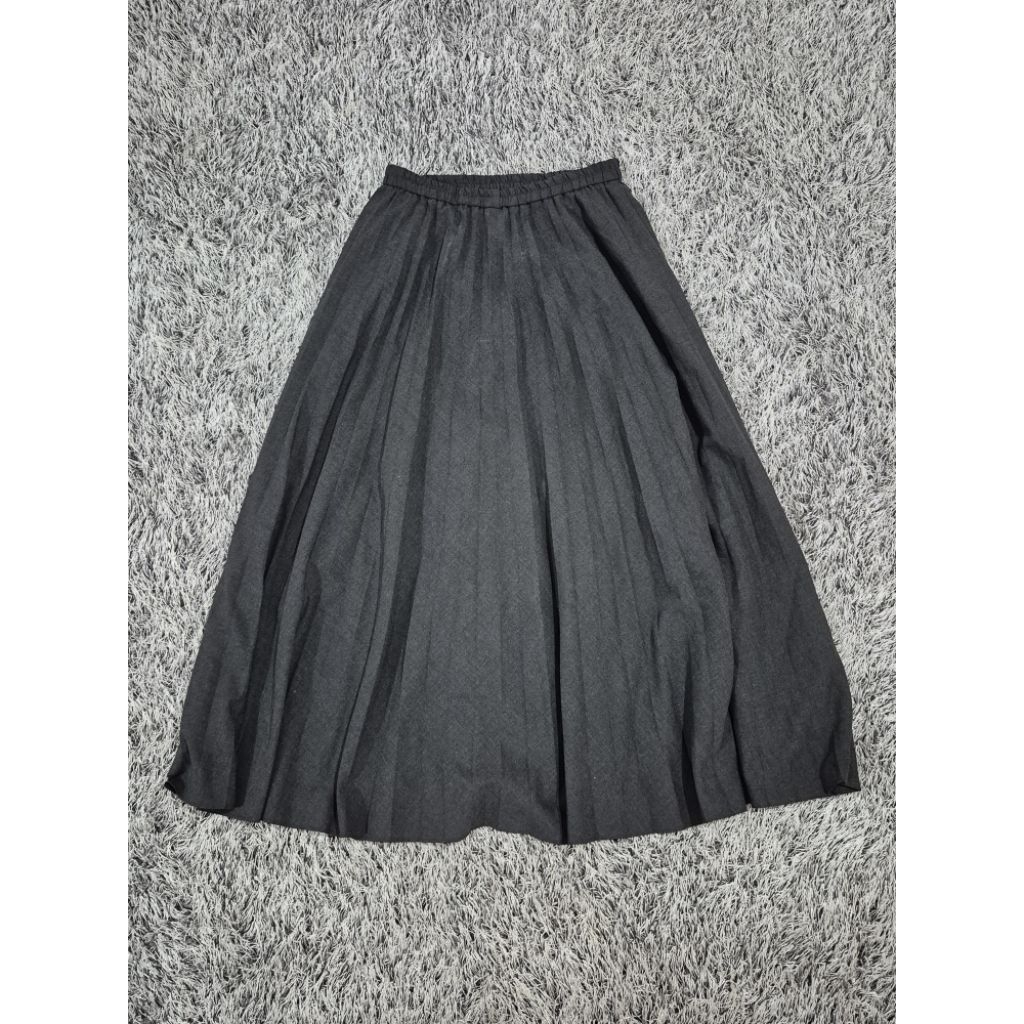 Rok plisket charcoal (UNIQLO)