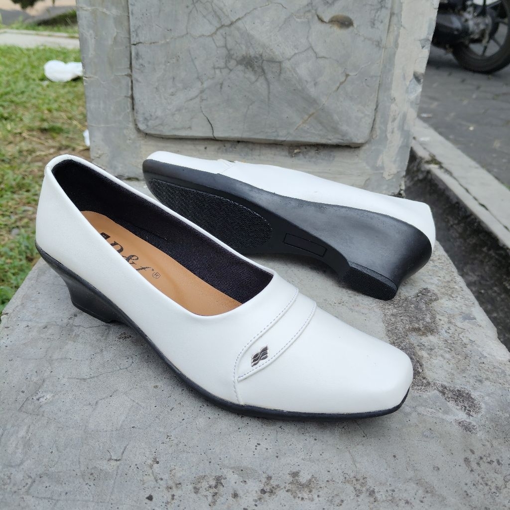 Sepatu Pantofel Formal Sepatu Wedges Hak 5 cm Warna Hitam Dan Putih Ukuran 36-41