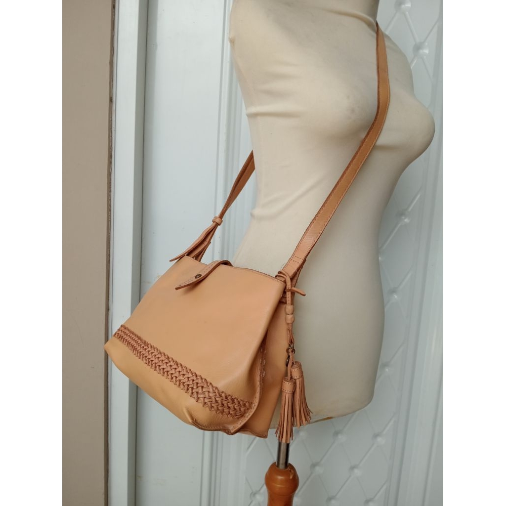 The Sak sling bag kulit asli, kulit tunggal, warna light Tan