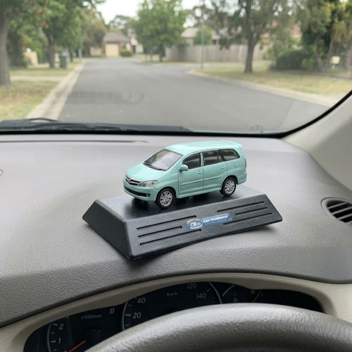 (Innova 2005) Skala 1 : 45 Resin Crystal 13x8cm Pajangan Interior Miniatur Mobil
