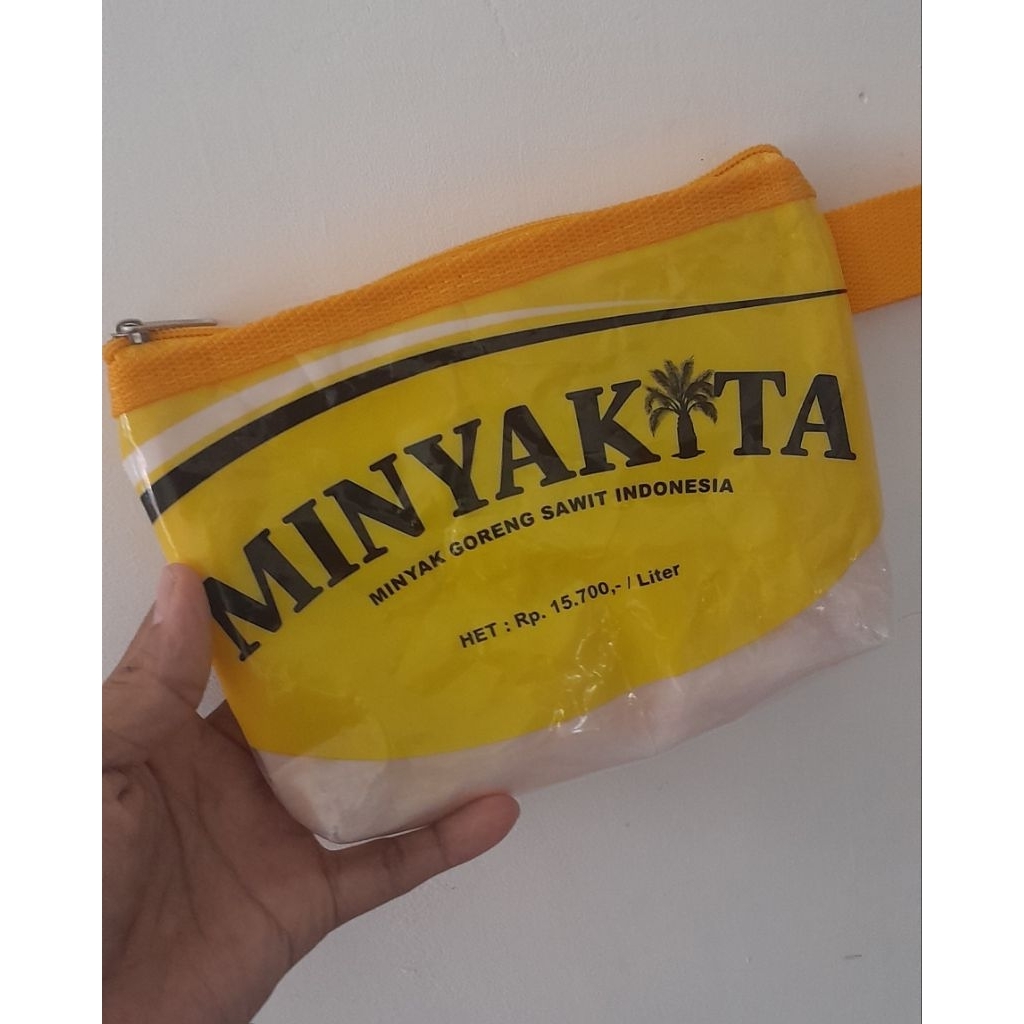pouch dompet uang. dompet koin. recycle . daur ulang sampah plastik / upcycle / clutch