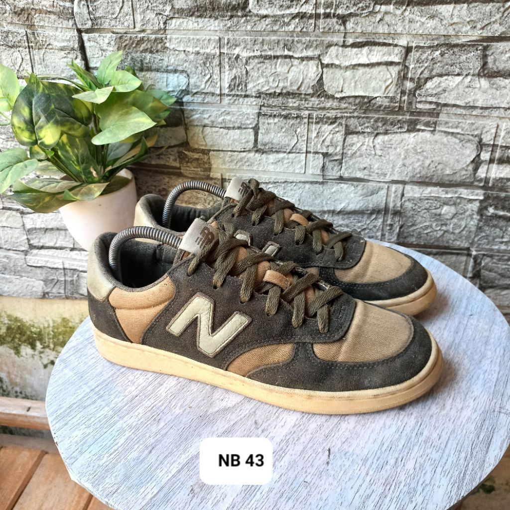 Sepatu second sneakers Kulit Suede merk NB size 43 insol28cm