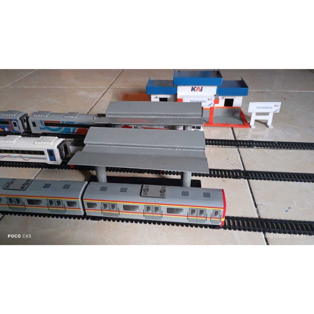 MAINAN MINIATUR PERON STASIUN mainan miniatur Kereta api indonesia PERON stasiun kereta api Indonesa