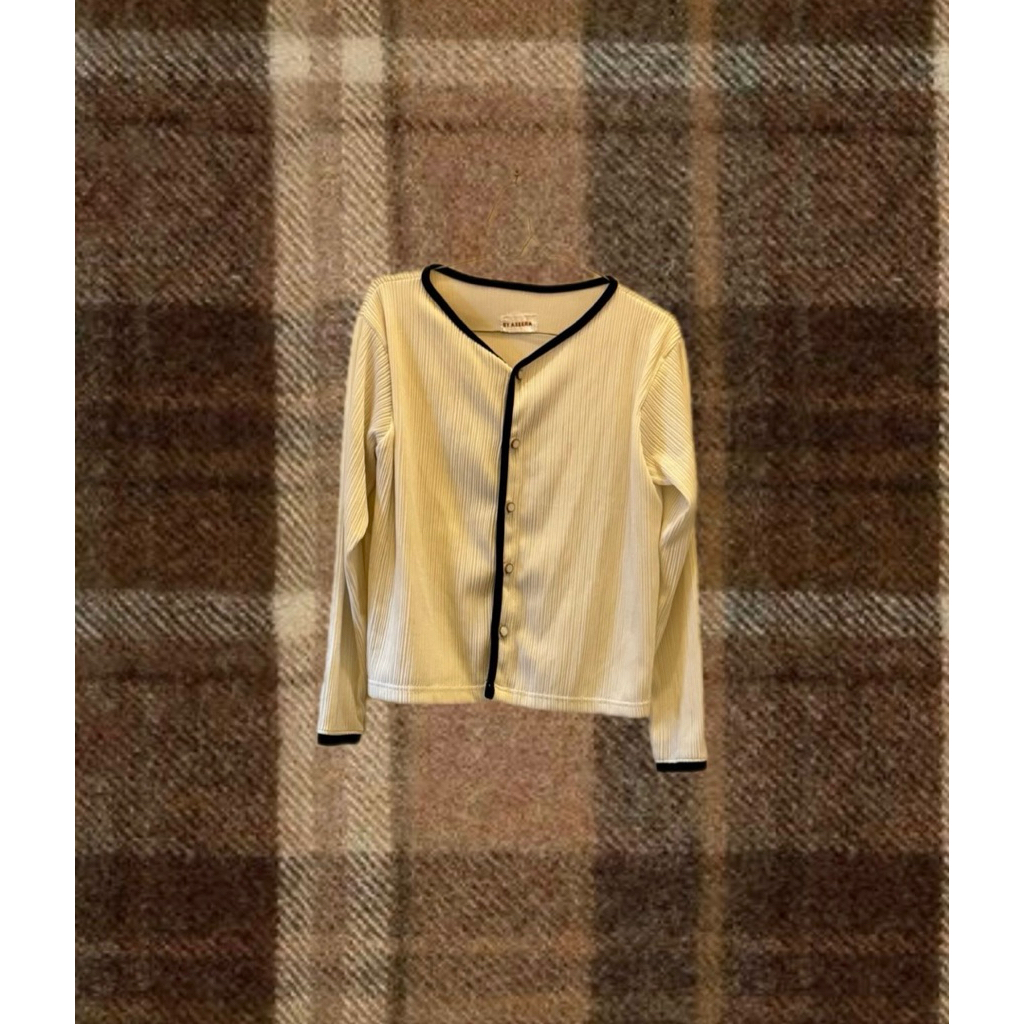 PRELOVED—White cardigan