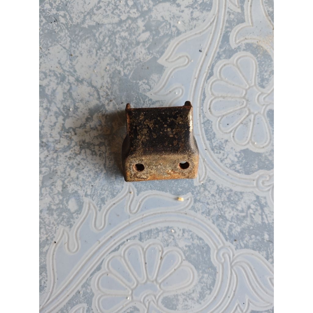 BRACKET ENGSEL JOK MOTOR YAMAHA F1ZR VEGA LAMA ORIGINAL COPOTAN