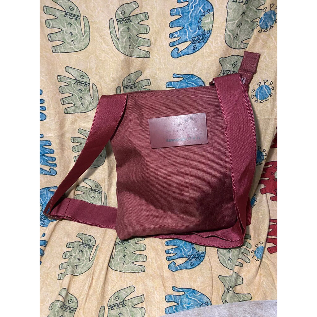 samsonite red sling bag