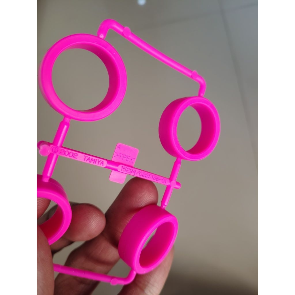 Tamiya ban hard warna pink.