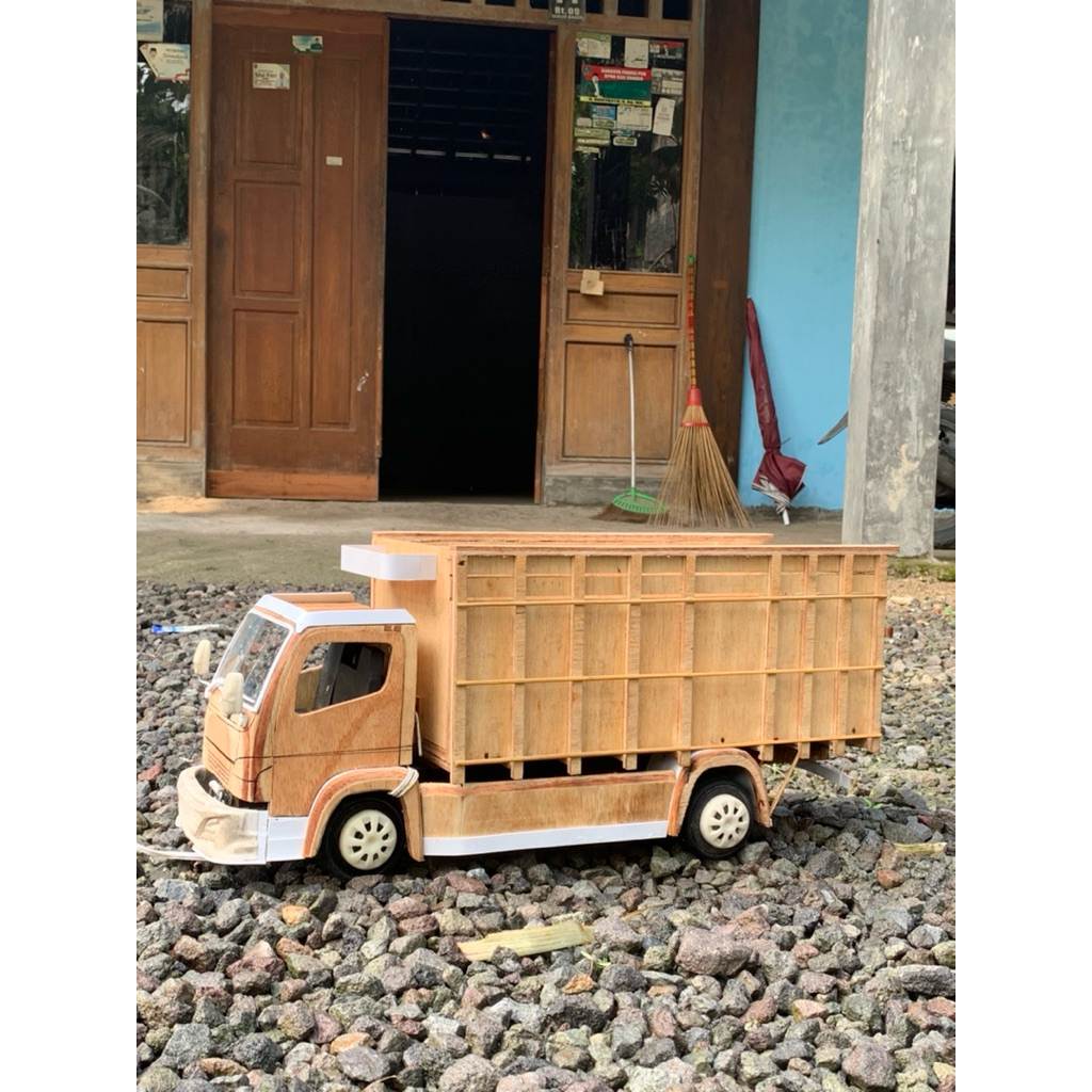 mentahan miniatur truk skala 14