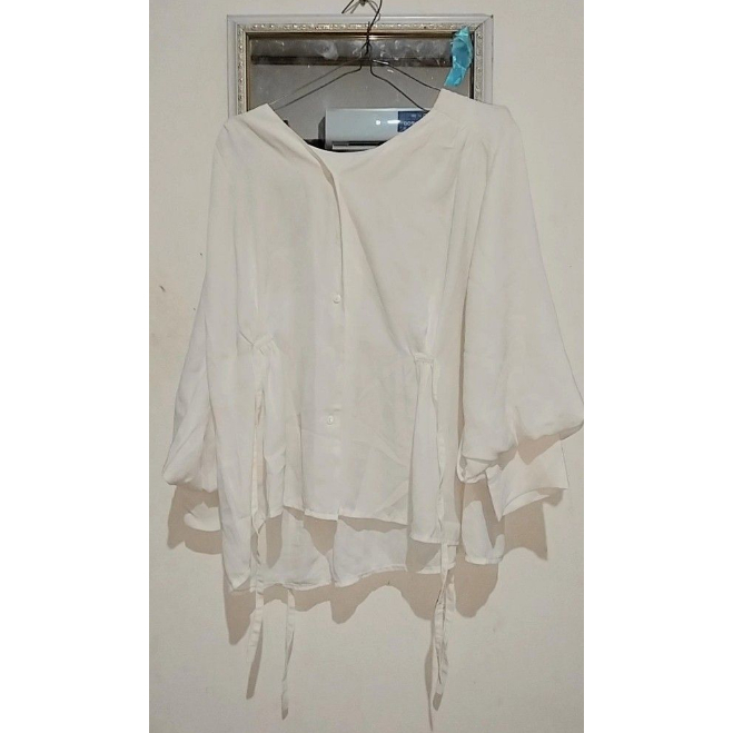 Blouse Putih Lengan Balon