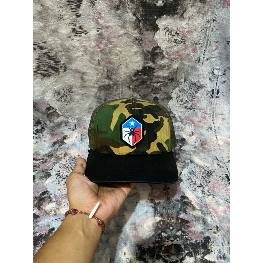 topi camo trucker