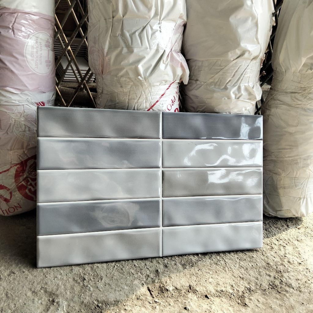 KERAMIK DINDING 25X40 GlOSSY-KERAMIK DINDING 25X40 MOTIF ABU GREY GARIS LINE  PUTIH BATA ABU