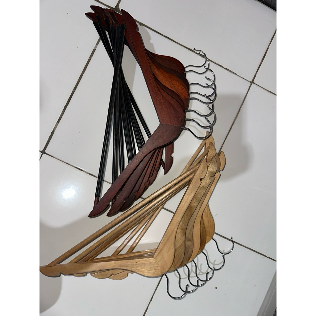 HANGER BAJU KAYU AESTHETIC