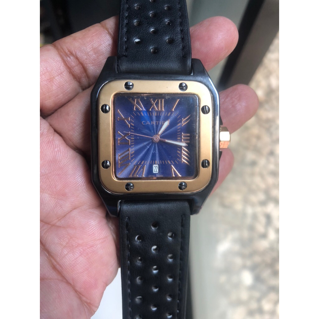 Jam Tangan Cartier Santos Style – Pancar Biru Elegan, Strap Kulit Hitam