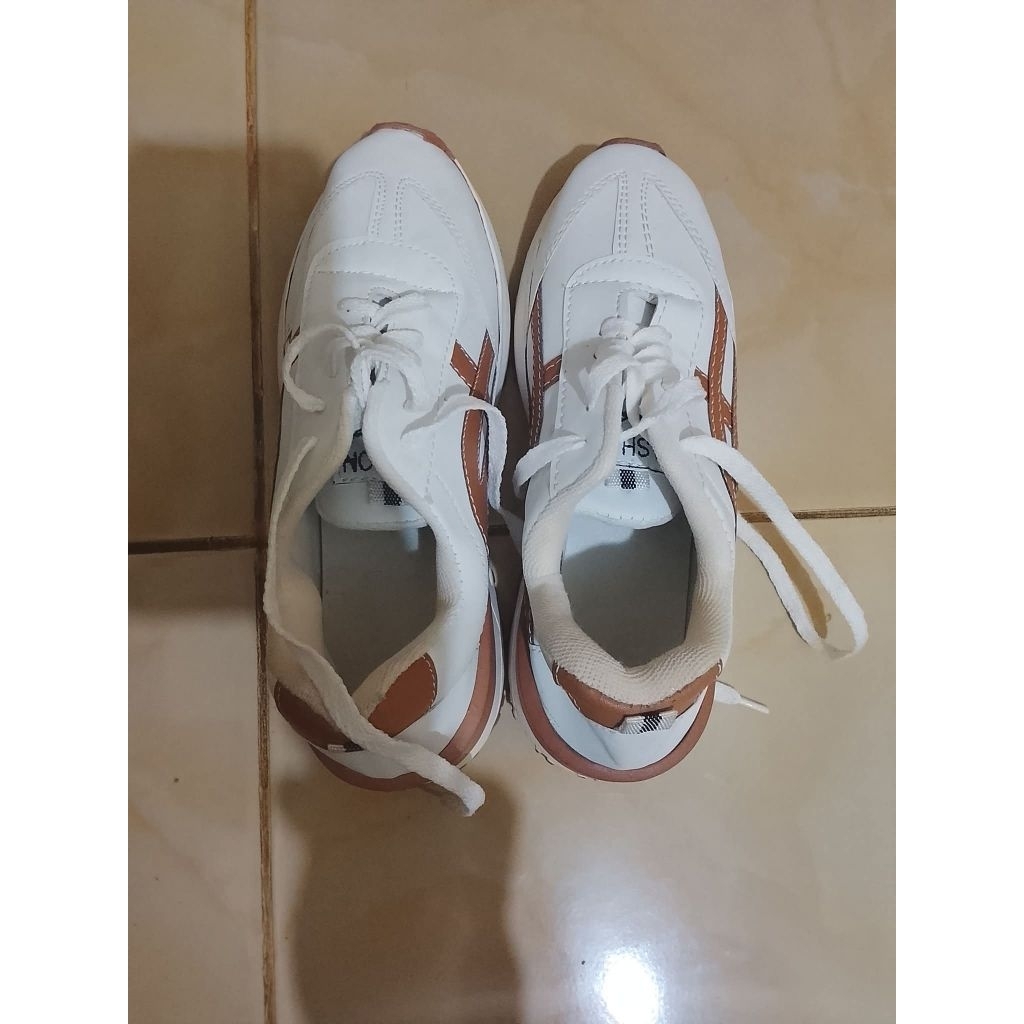 Sepatu sport cewek