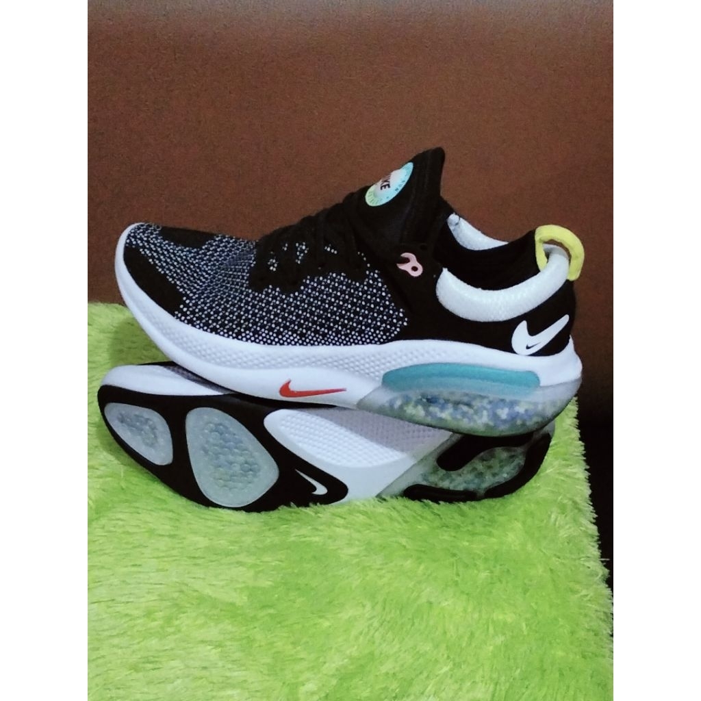 Sepatu Nike joyride run