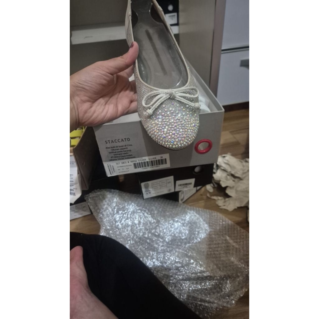PRELOVED FLAT SHOES STACCATOO SILVER BLING KELAP KELIP - SECOND FLAT SHOES STACCATO WARNA SILVER GRE