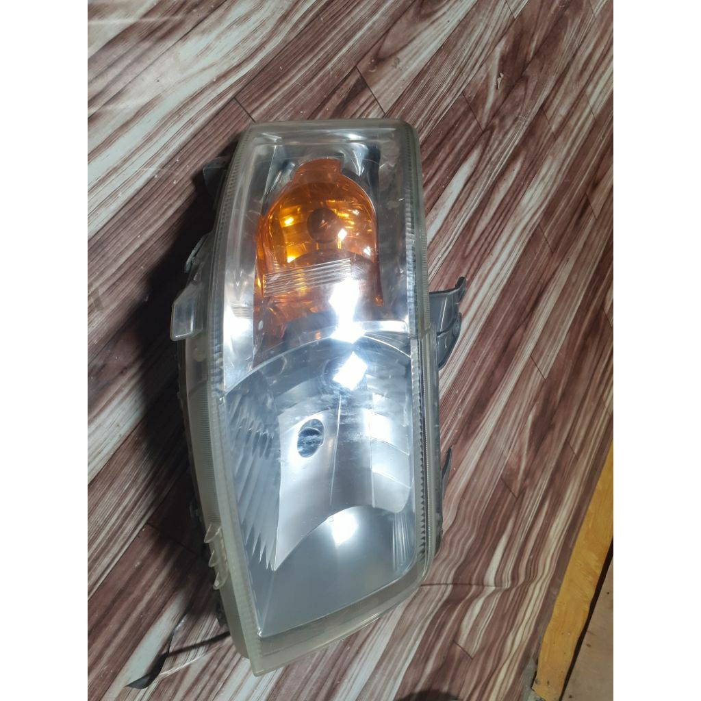 HEADLAMP LAMPU DEPAN SUZUKI APV SEBELAH KANAN 2005