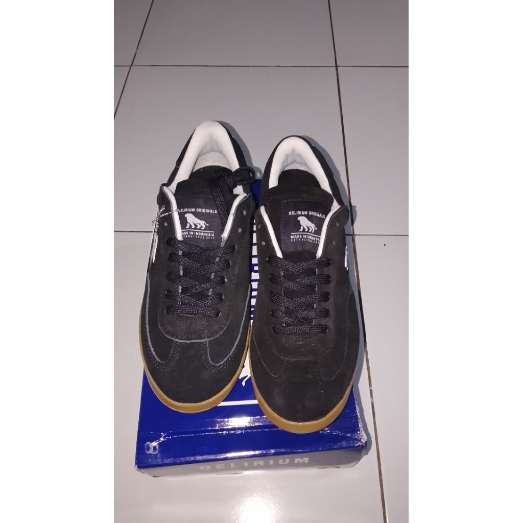 sepatu delirium