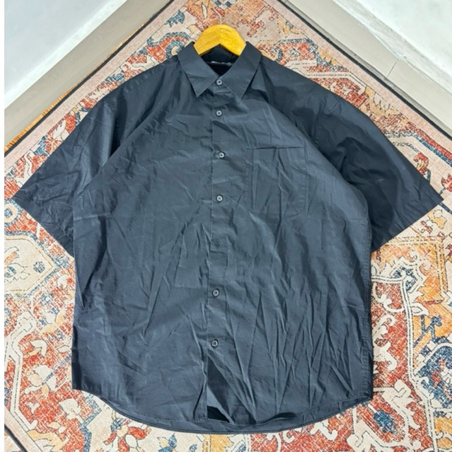 KEMEJA PENDEK UNIQ LO GU HITAM