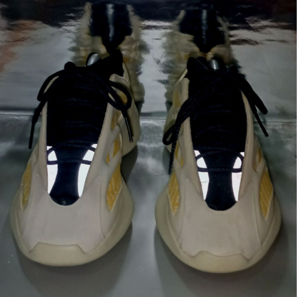 adidas yeezy 700 V3 size 42