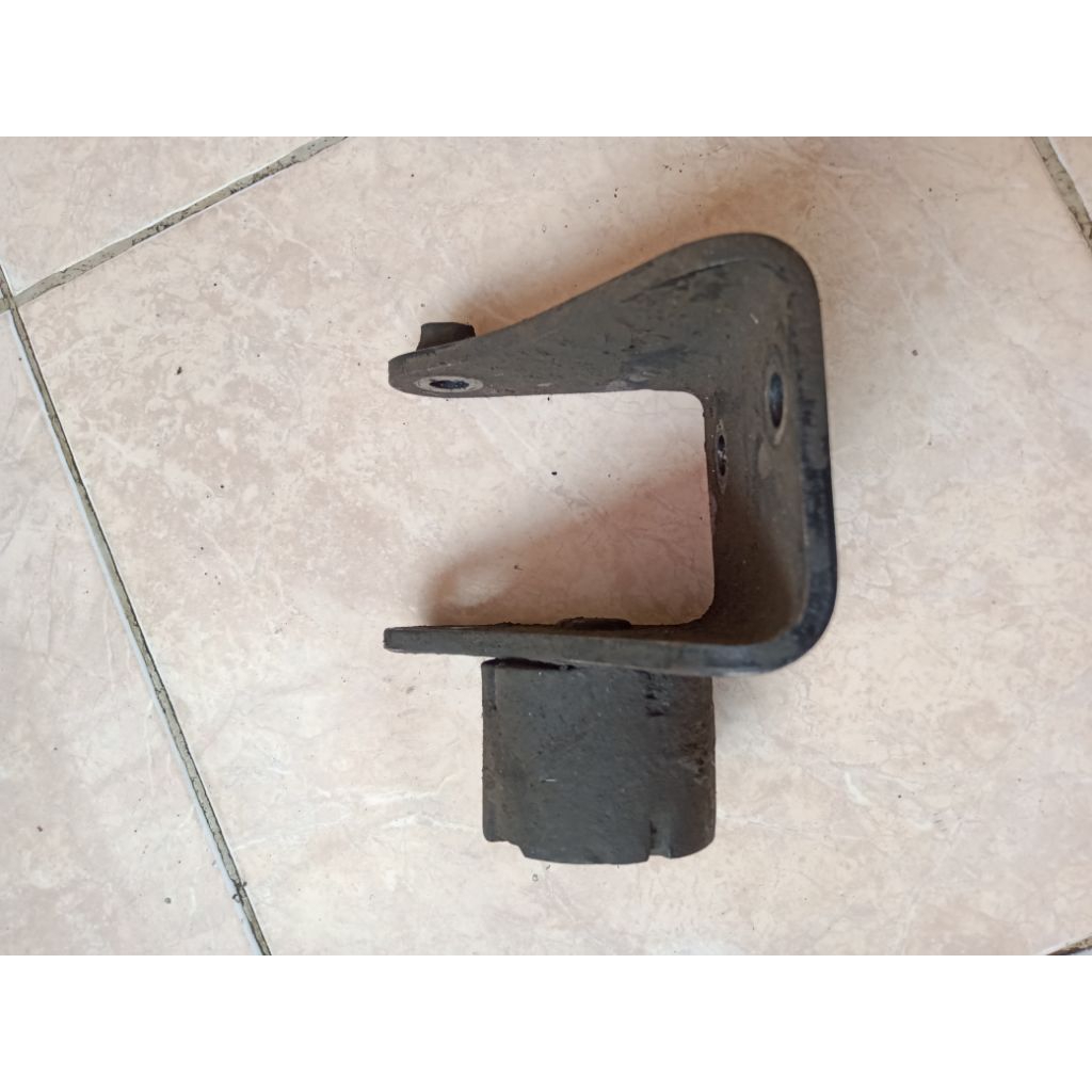 breket U Engine Mounting tengah soluna