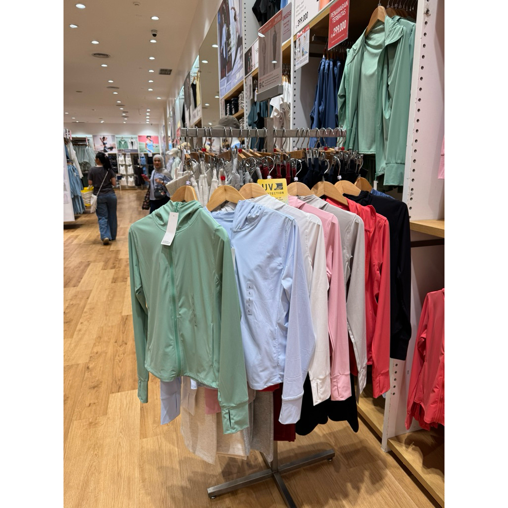 Uniqlo Jaket Ultra Stretch Airsm sale