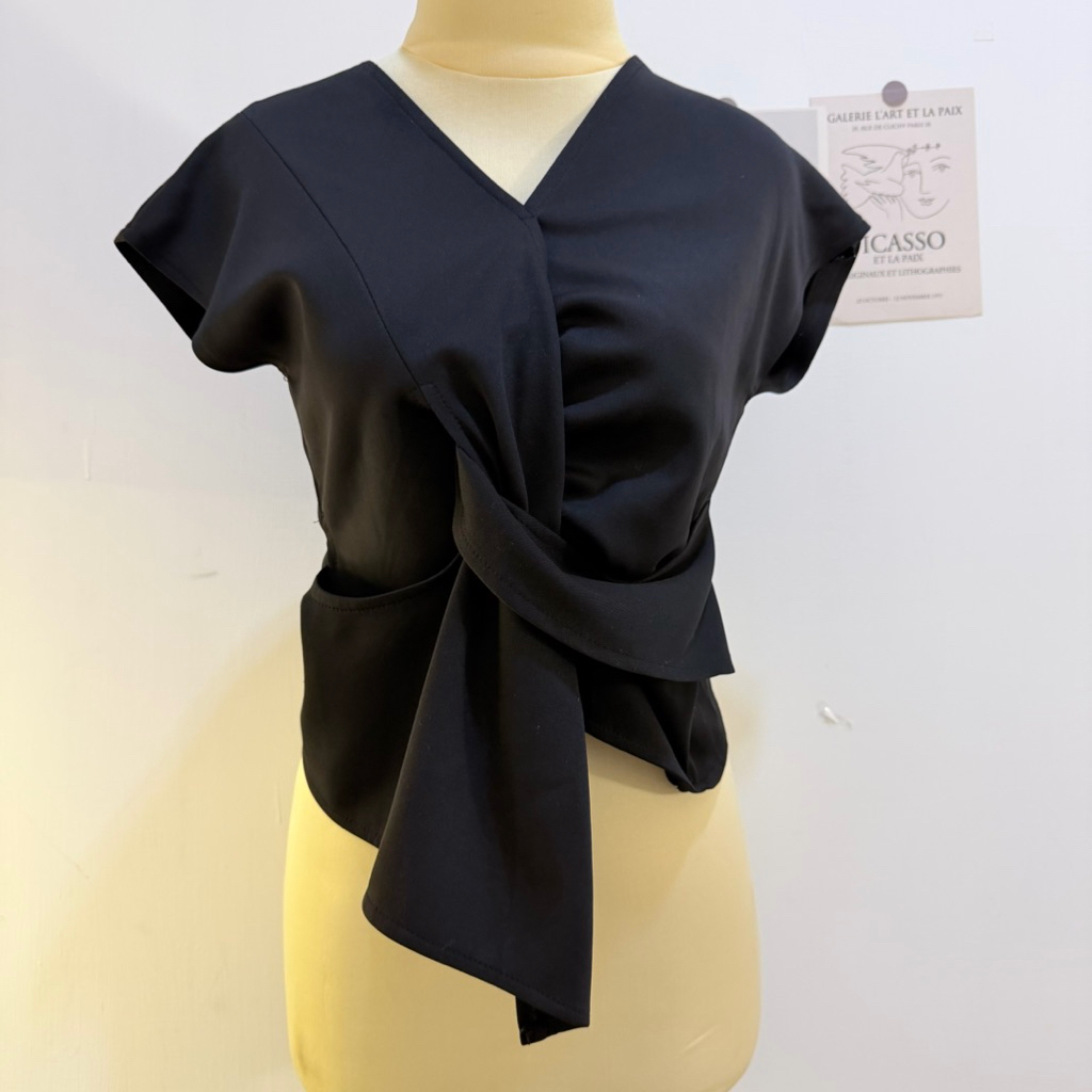 Atasan Wanita Lengan Pendek Blouse Hitam Black Kerah V Neck Scuba Kerja Kuliah Kantoran Kimono Top