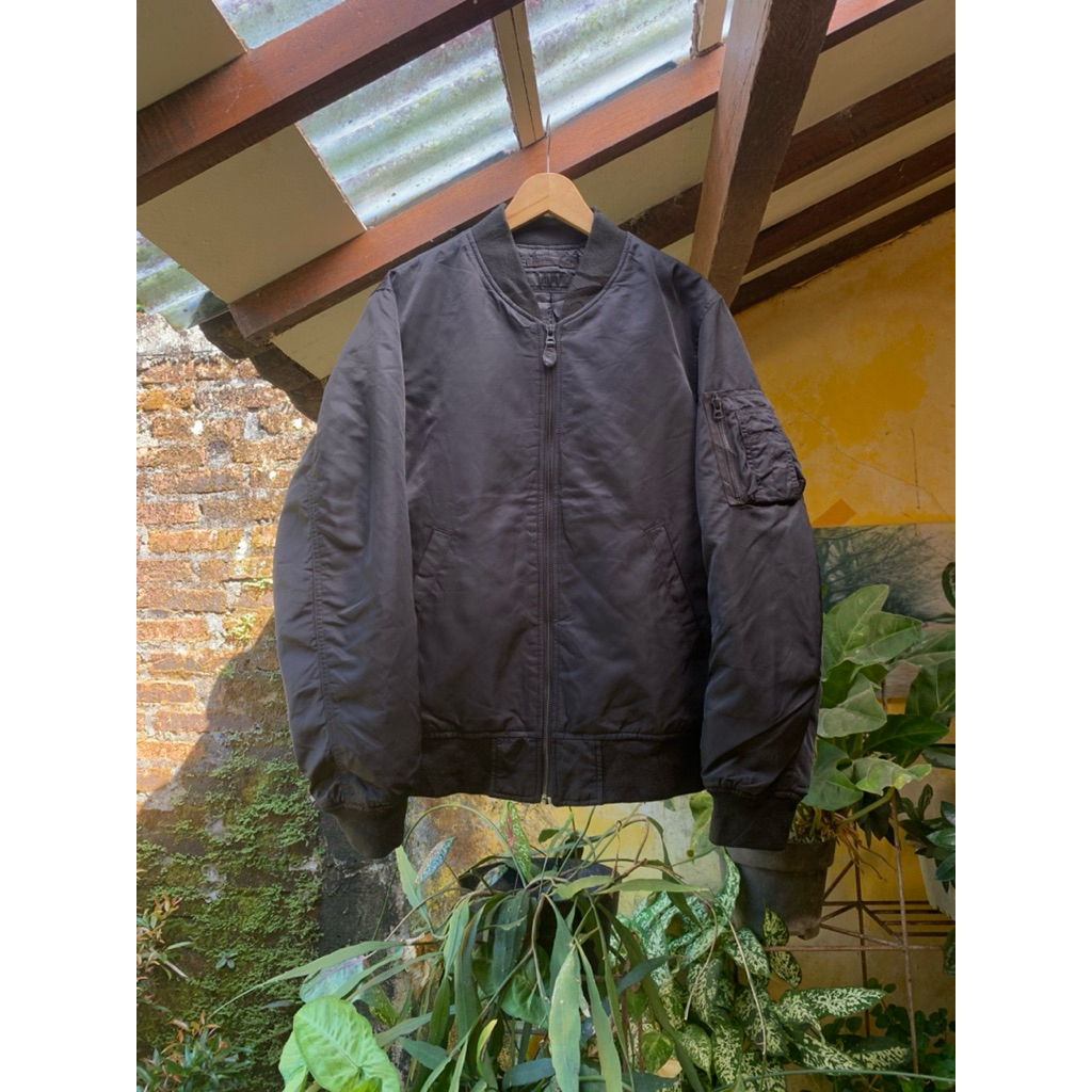 UNIQLO BOMBER JACKET MA-1 HITAM BOXY FIT