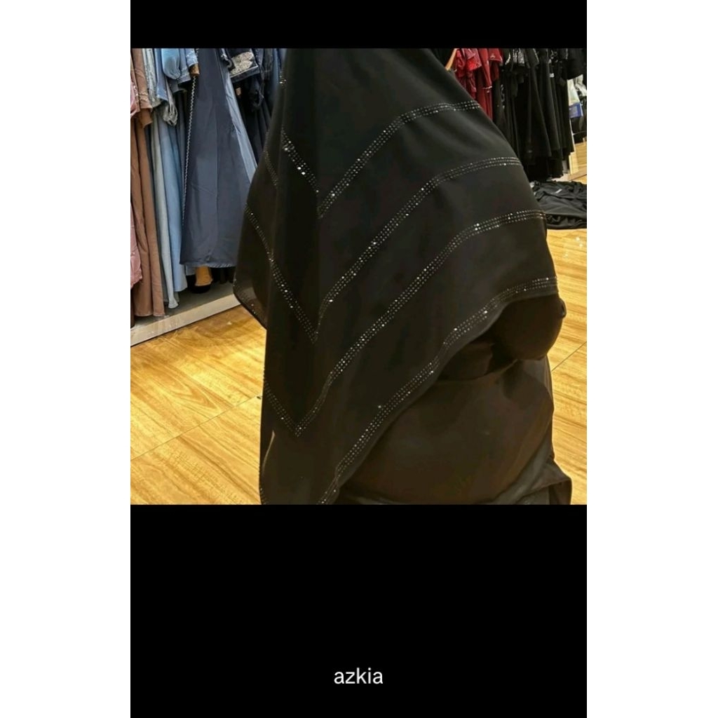 Azkia hijab segi empat