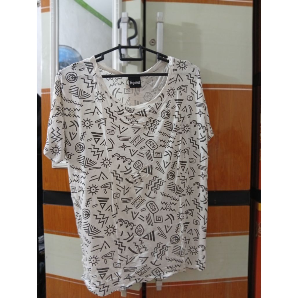 Prelove Kaos Wanita Merk Egoist Putih Motif Cetak Bahan Adem