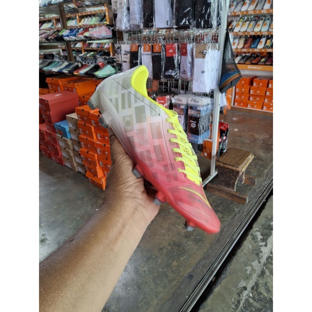 sepatu bola kaki merek specs