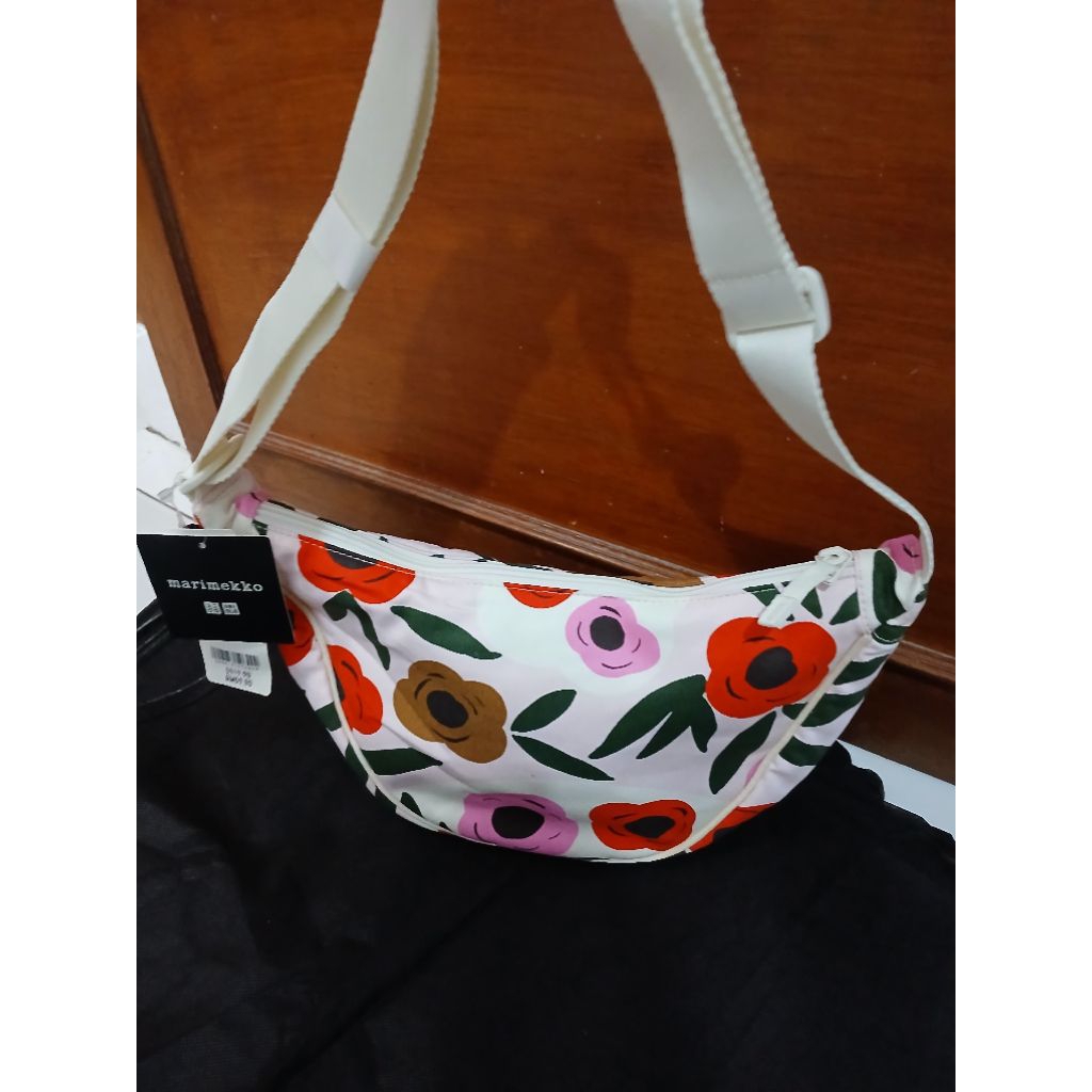 uniqlo sling bag
