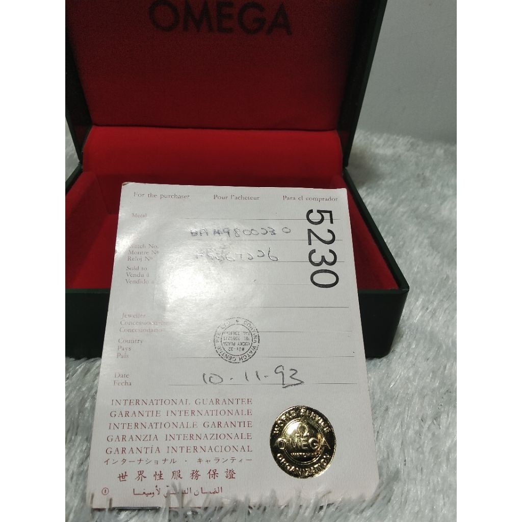 Box jam tangan Omega dan sertifikat