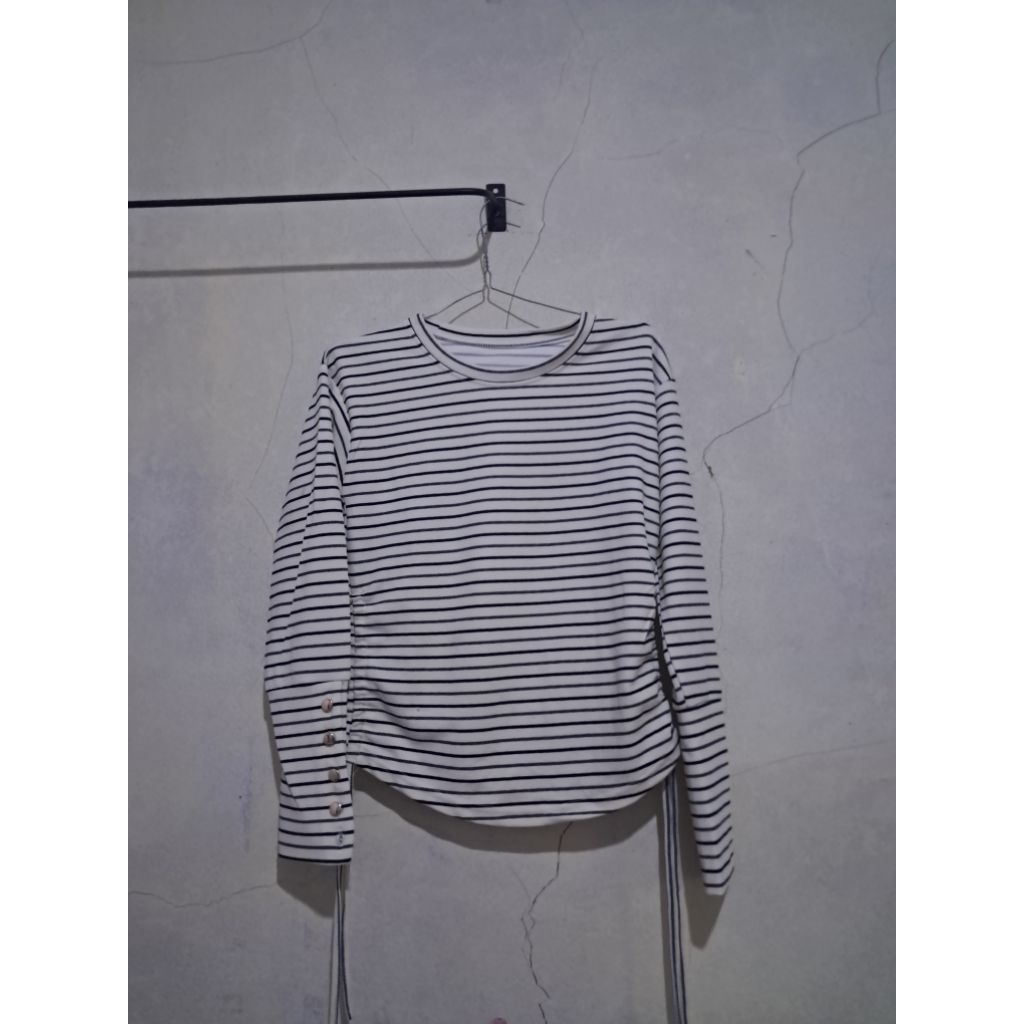 sweater rajut garis hitam putih