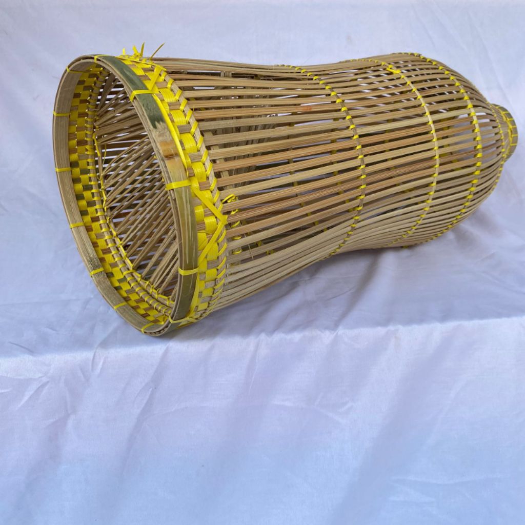Bubu perangkap ikan tradisional anyaman bambu / alat perangkap udang