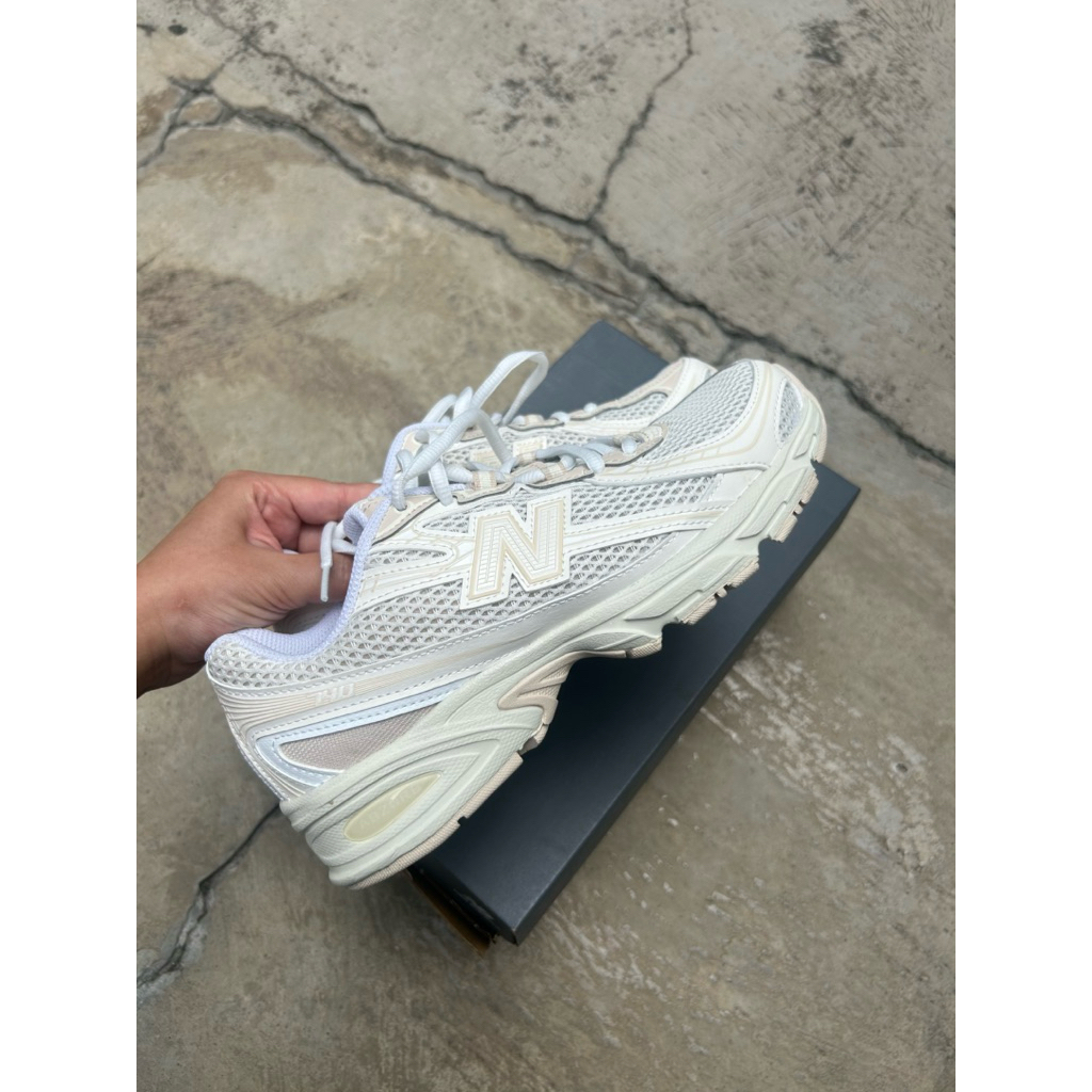 New Balance 740 Unisex in Beige