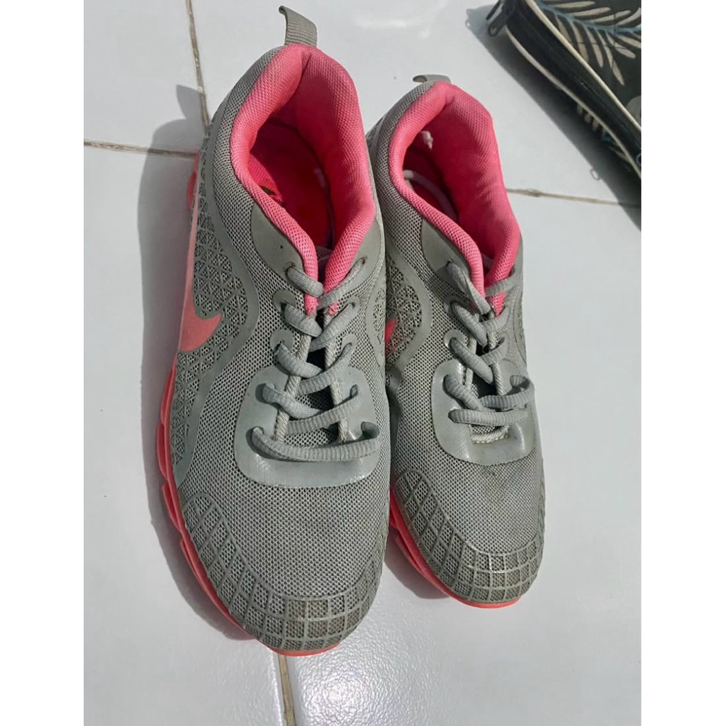 Sepatu Olahraga Nike