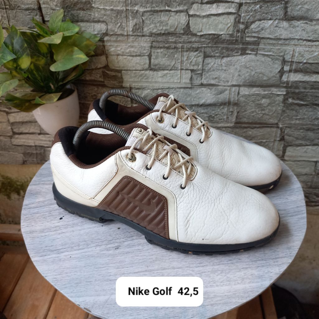 Sepatu sneakers second sepatu Golf kulit merk Nike size 42 insol27,5cm